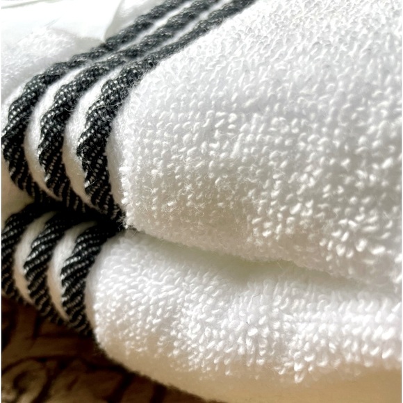 πHP~Beautiful Crisp White plush bath towel set NWT! π - Picture 2 of 12